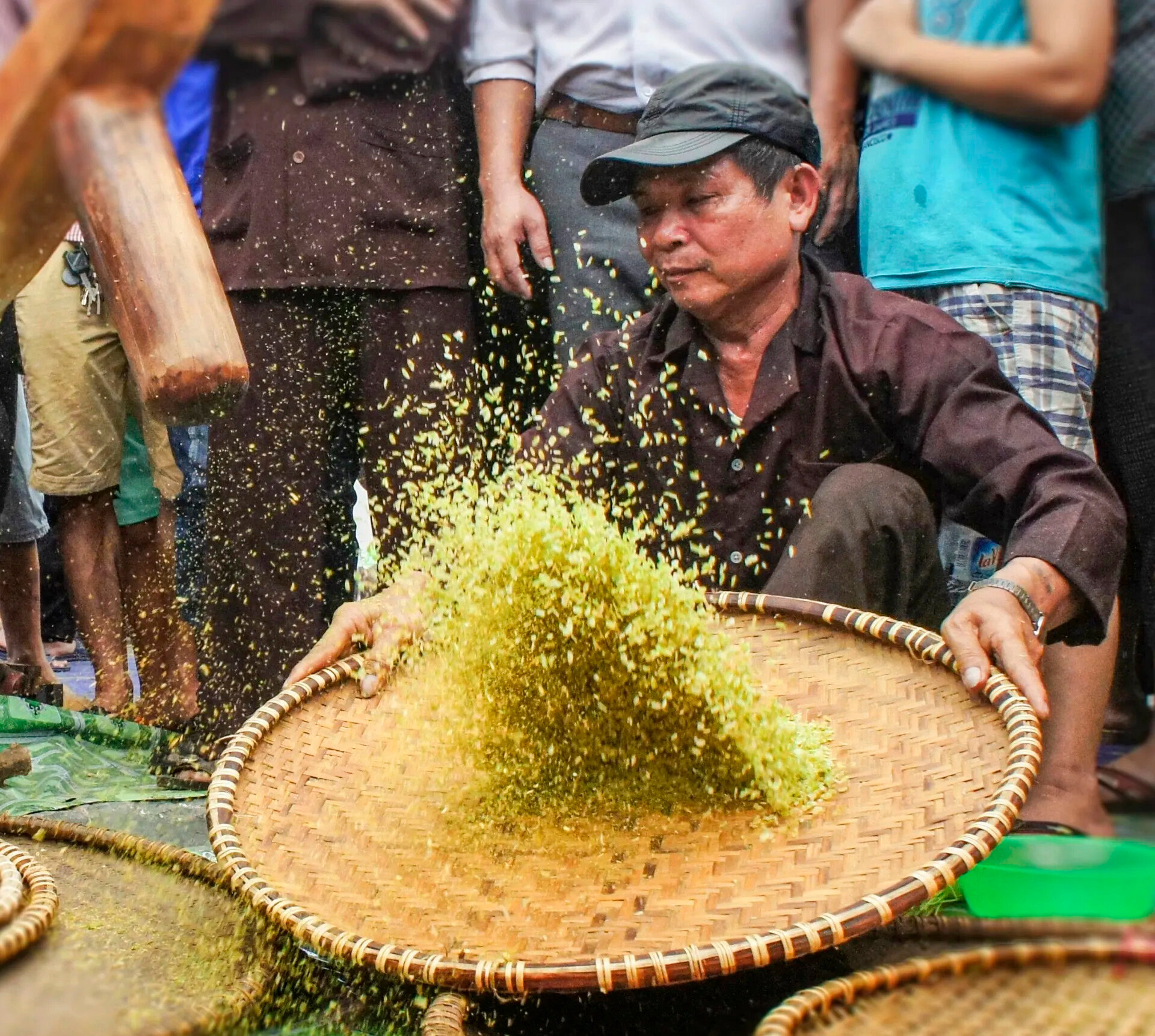 sảy cốm bằng tay